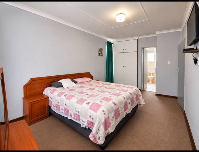 3 BEDROOM FLAT FOR SALE IN THREE RIVERS